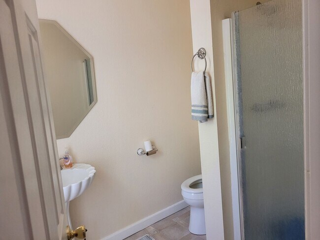 Building Photo - Beautiful 4BR/3Ba Home in Susanville CA  3420 Sq Feet