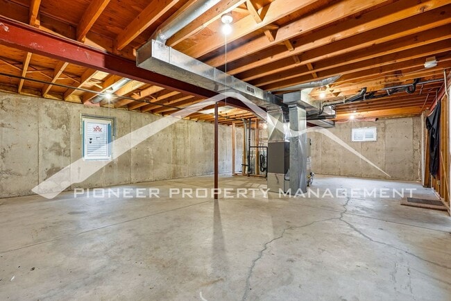Building Photo - Charming 1/2 Duplex with Washer/Dryer!