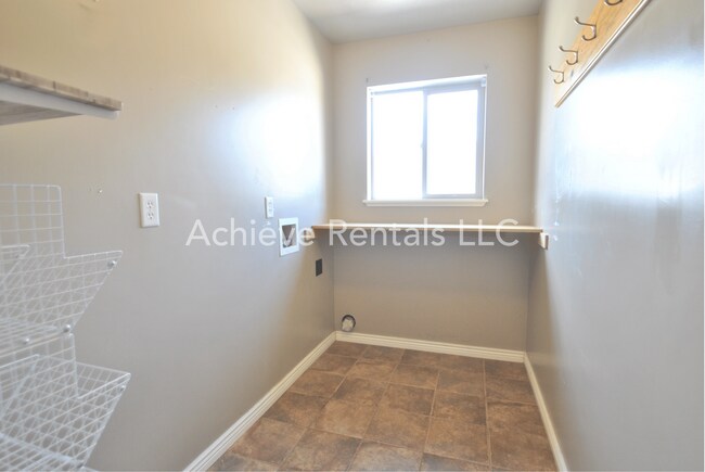 Building Photo - 564 800 E