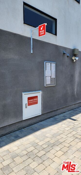 Building Photo - 2131 Carmona Ave