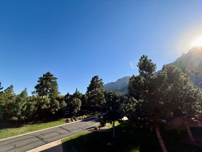 Building Photo - Gorgeous 4 Bedroom Home located in Gated Broadmoor Community