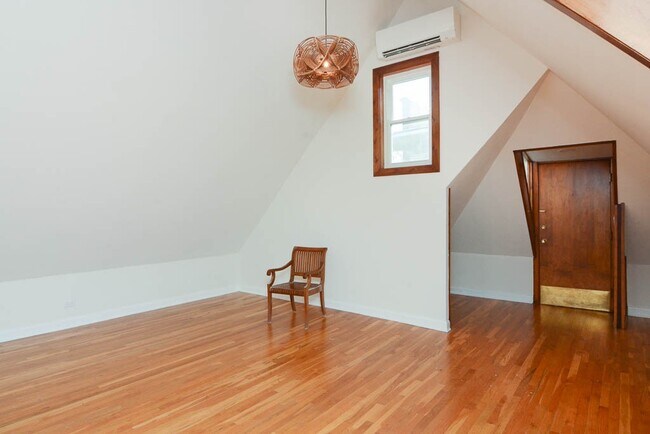 Building Photo - 1111 W Roscoe St