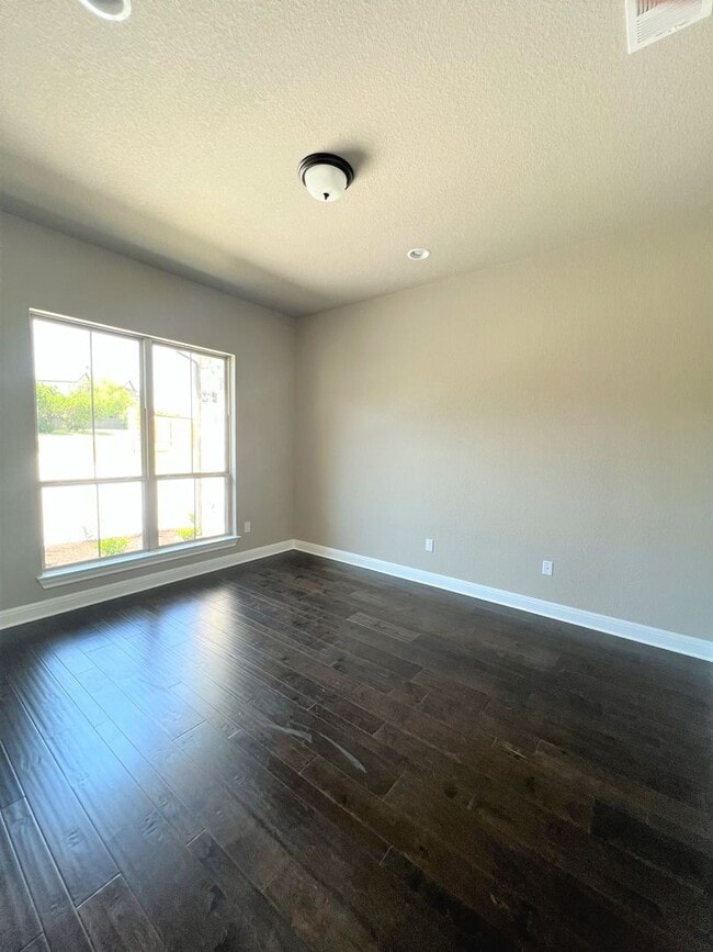 Building Photo - Georgeous 5-Bedroom in the Three Points Community