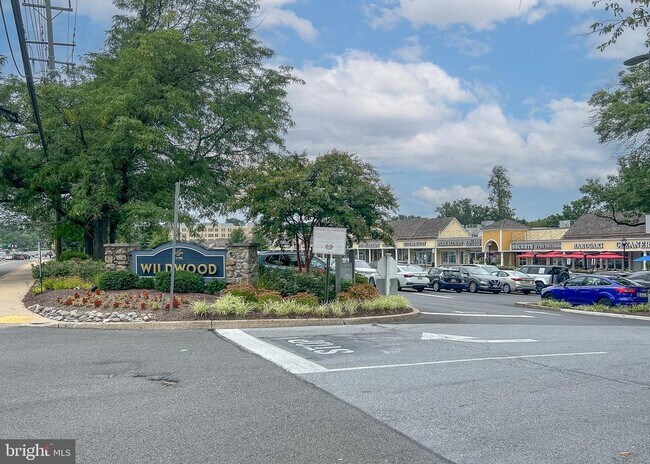Building Photo - 5905 Lone Oak Dr