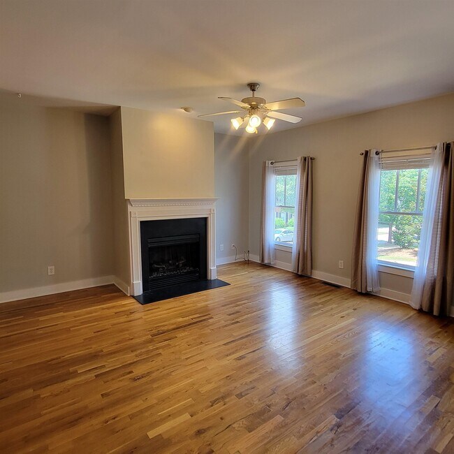 Building Photo - 1111 Surrey Ln