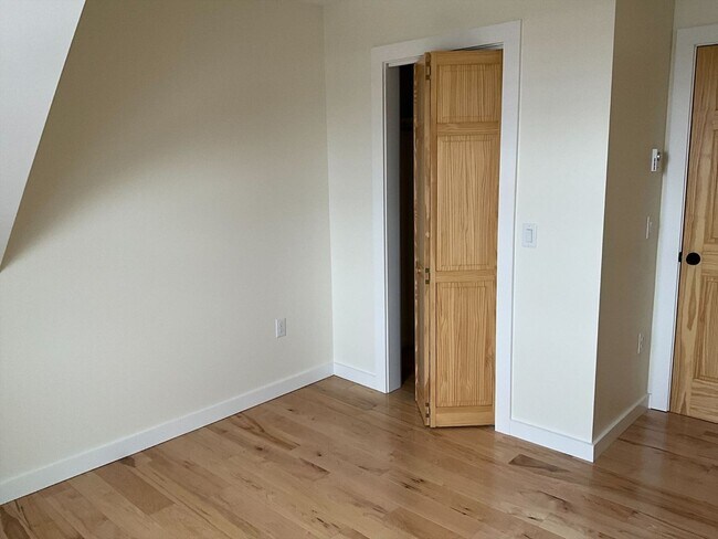 Building Photo - 90 Elm St