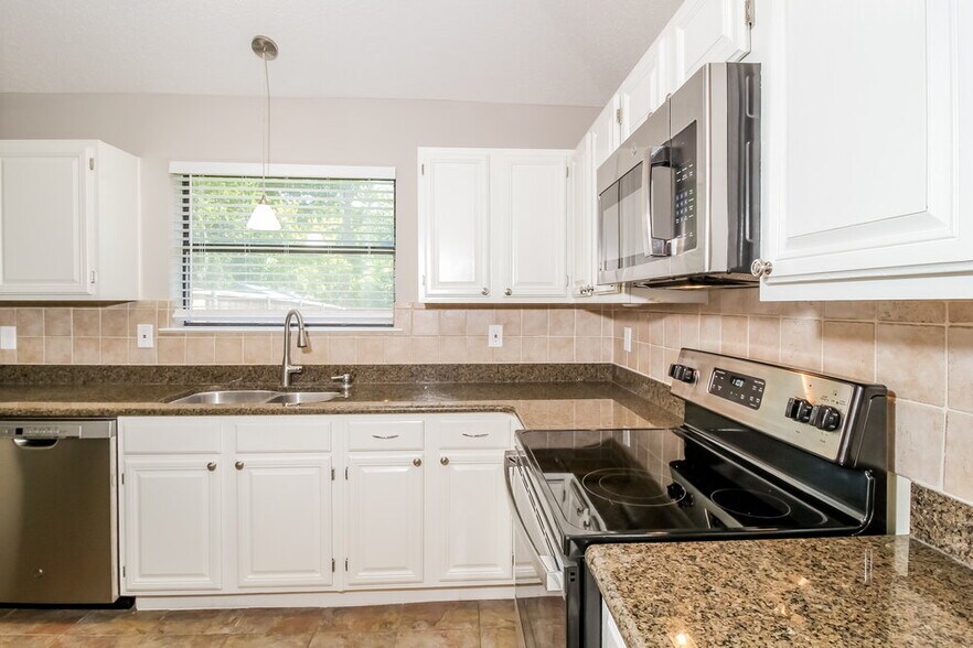 Building Photo - 701 Park View Ave