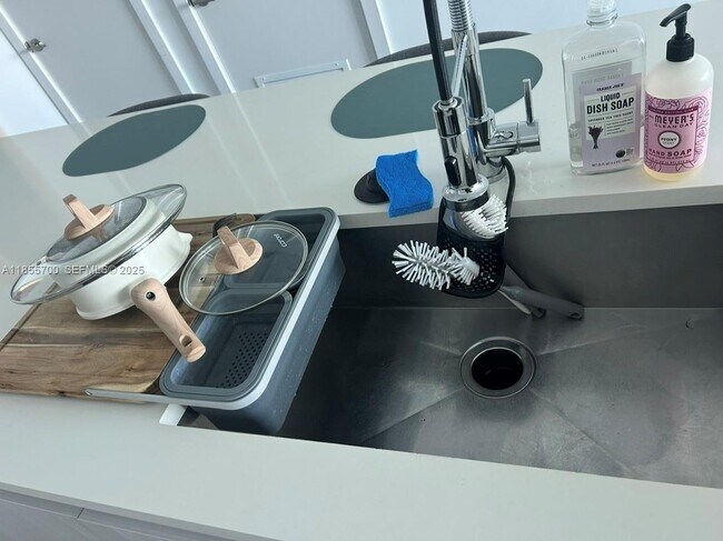 Building Photo - 480 NE 31st St