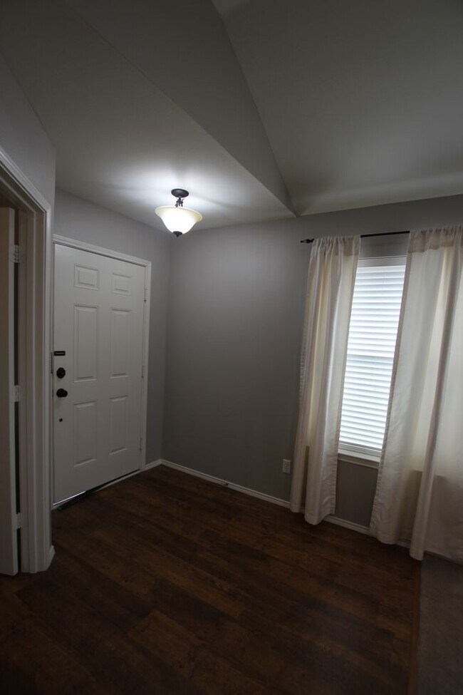 Building Photo - Beautiful 4 bedroom 2 bath home in Flint!