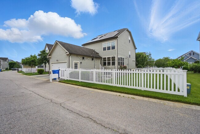 Building Photo - 605 Robert Frost Rd