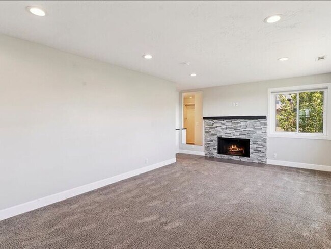 Building Photo - North Salt Lake Amazing 6 bed 3.5 bath family home