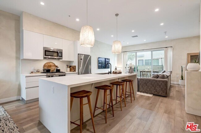 Primary Photo - 957 Figueroa Terrace