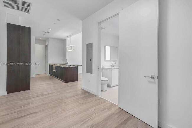 Building Photo - 2831 S Bayshore Dr