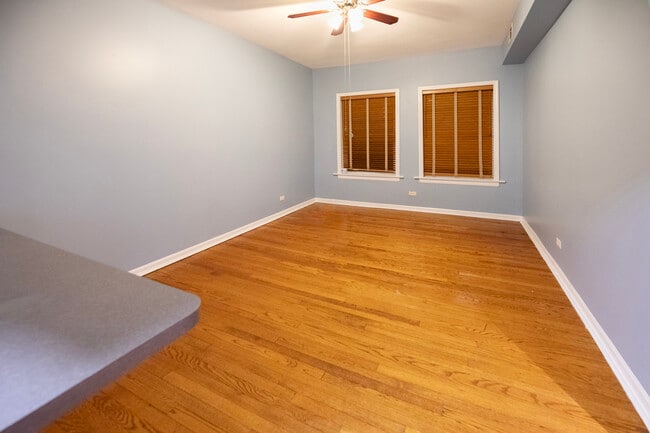 Building Photo - 6042 N Kenmore Ave