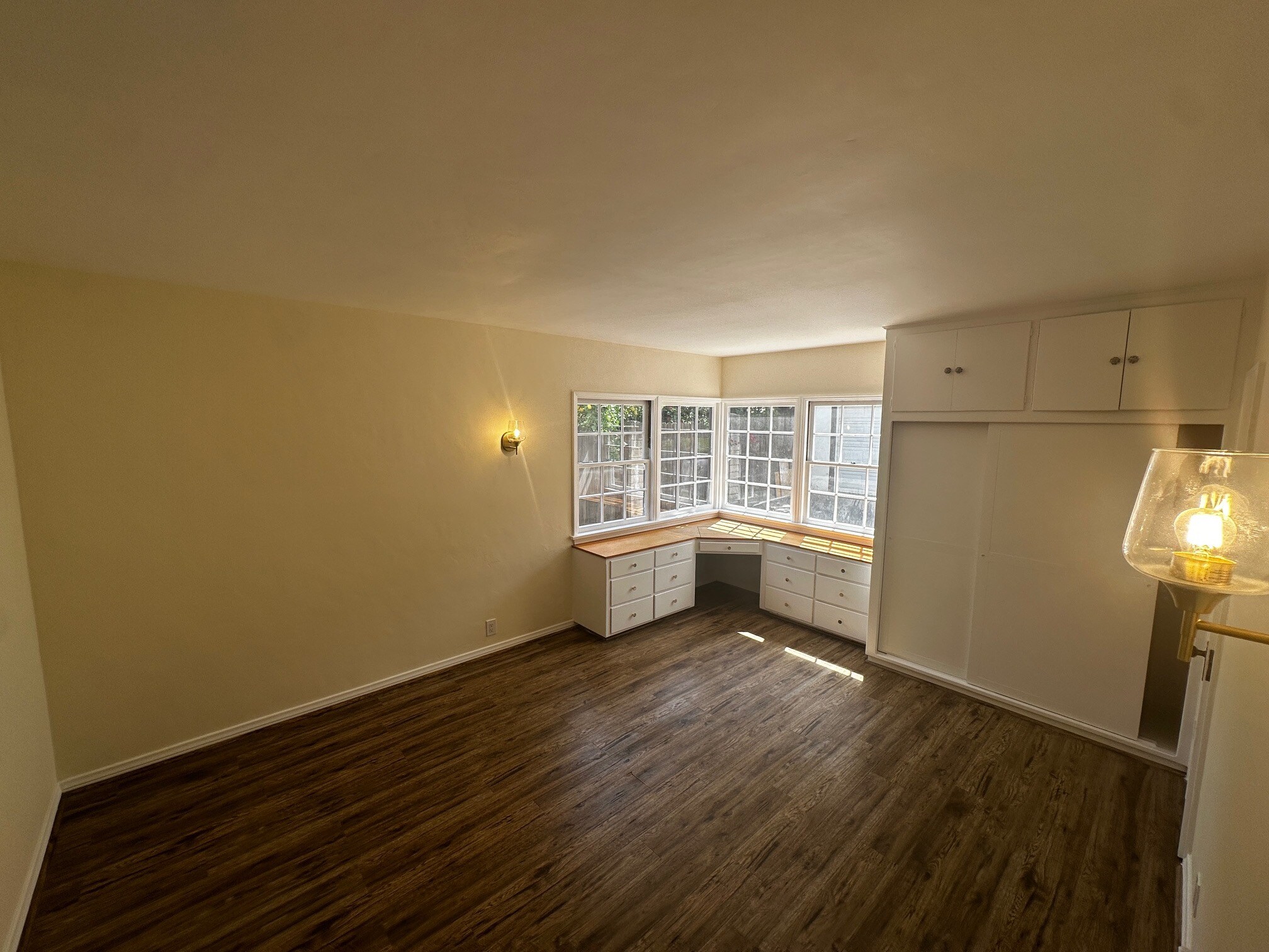 Building Photo - 2151 N Altadena Dr
