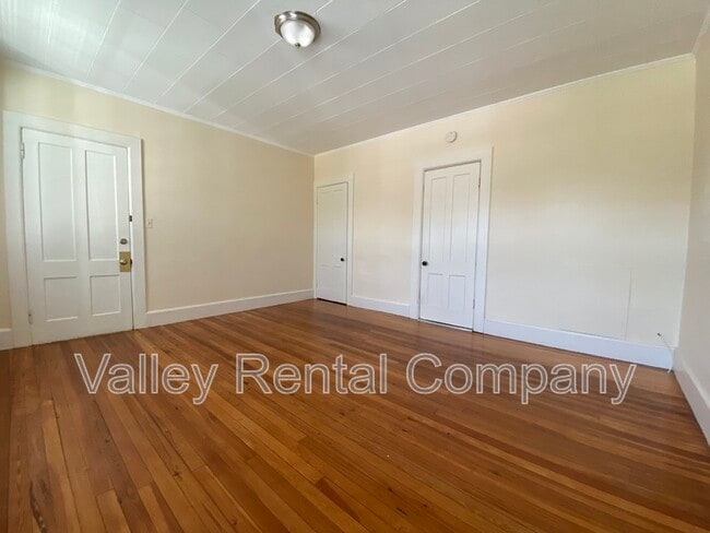 Building Photo - 200 King St