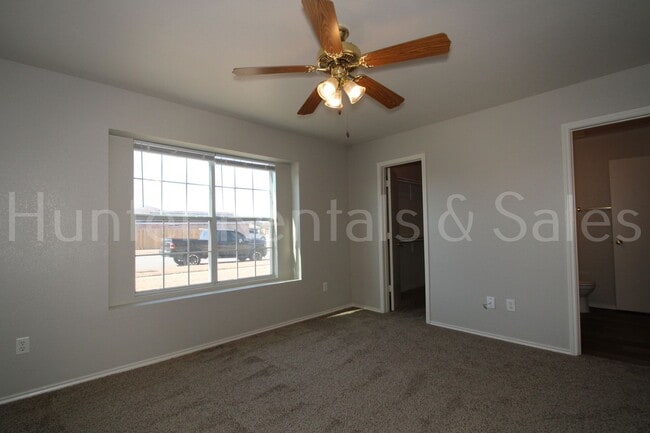 Building Photo - Spacious!