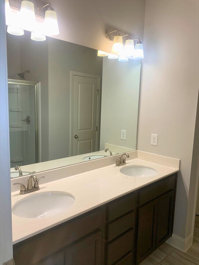 Building Photo - 4 Bedroom House In Gainesville!