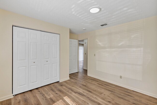 Building Photo - Charming 2-Bedroom Apartment for Rent – Great Location in Ocala! Deposit-Free Move-In Available t...