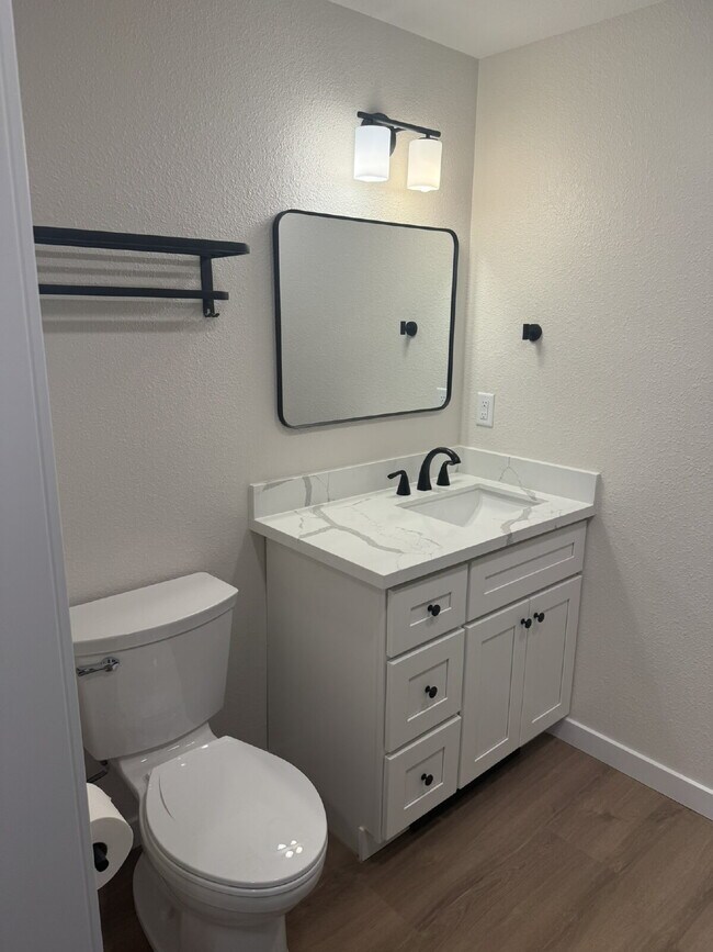 Building Photo - Charming 1-Bed Retreat in Kent: Cozy 460 Sq Ft Unit with Full Bath!