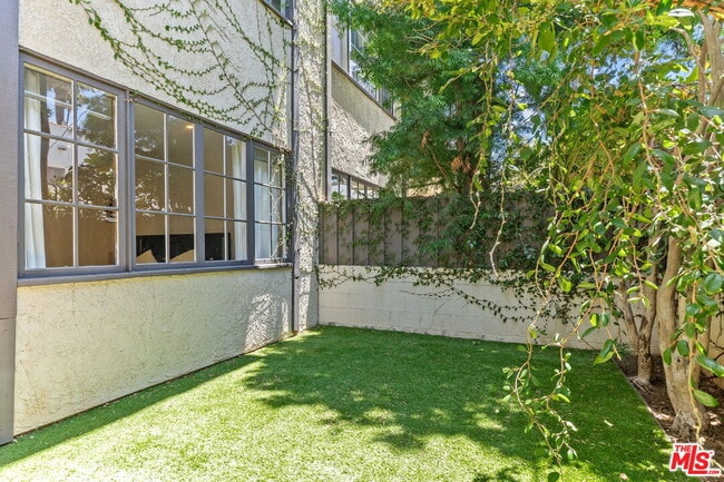 Building Photo - 133 S Oakhurst Dr
