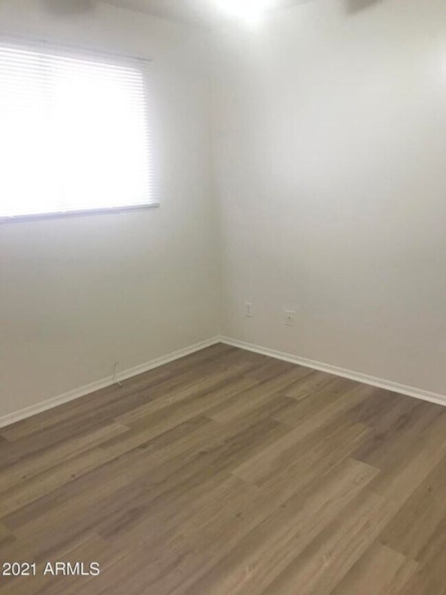 Building Photo - 4 Bed 2 Bath