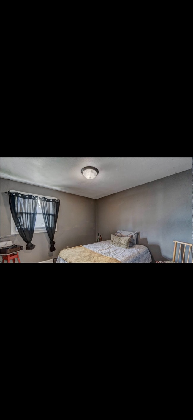 Building Photo - 3323 Parkview Dr