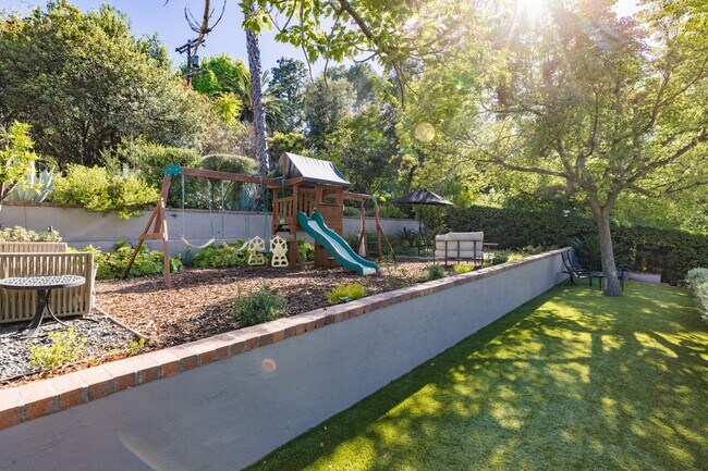 Building Photo - S of the Blvd - upgraded 4+3 w/pool + views!