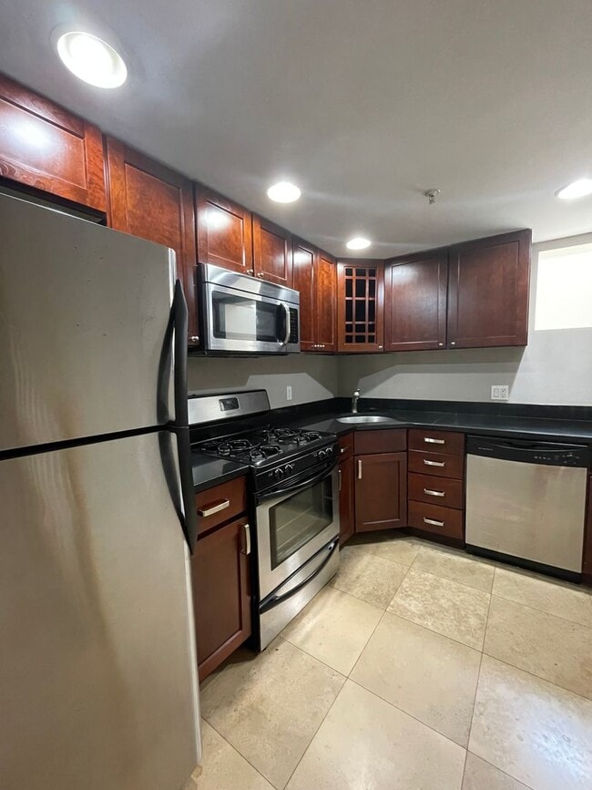 Building Photo - Cozy One Bedroom Townhome w/ All Amenities...