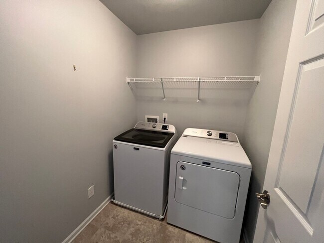 Building Photo - 4 Bedroom 3 Bath - Gorgeous Backyard in Le...