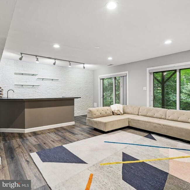 Building Photo - 3704 Oak Hill Way