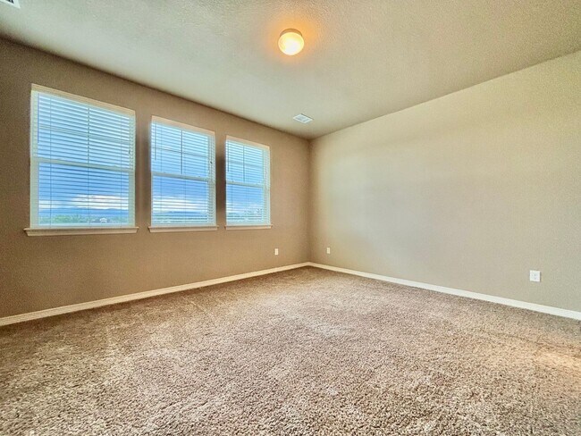 Building Photo - Beautiful 3 bed, 3 bath Townhome in West W...