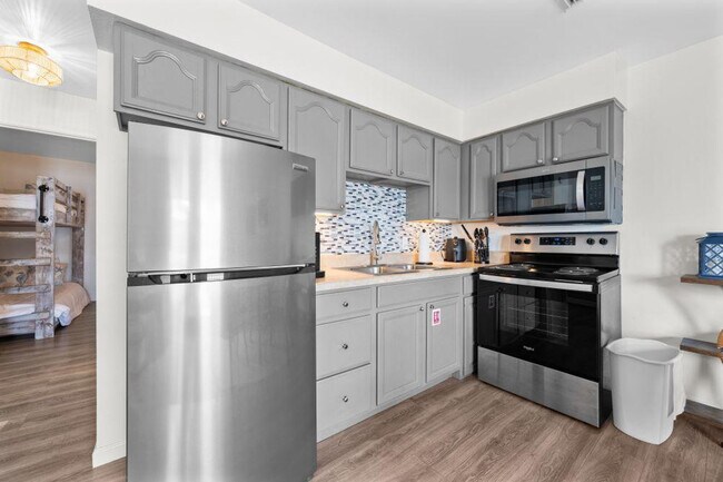 Building Photo - 1118 W Beach Blvd