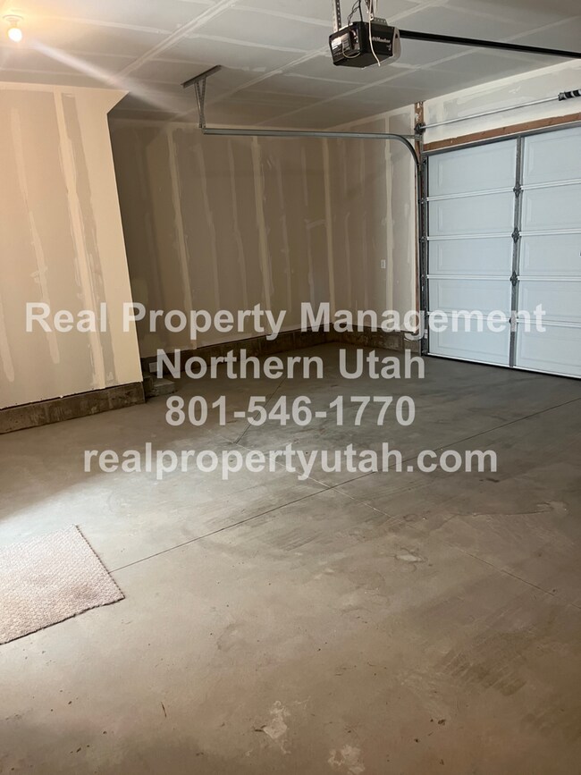 Building Photo - 3084 N 1600 E