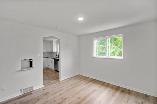 Building Photo - AVAILABLE AUGUST 1ST!! DON'T MISS THIS 3 B...