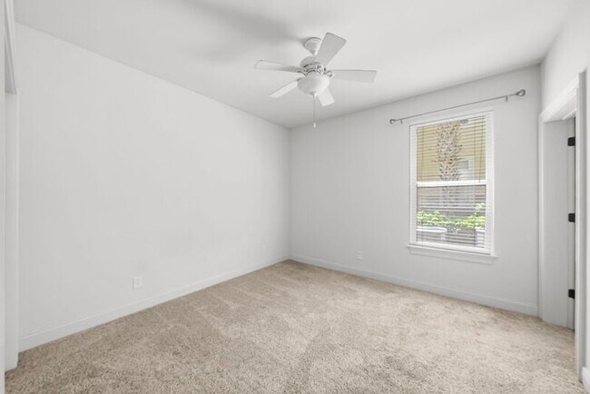 Building Photo - 11 S Wildflower Dr