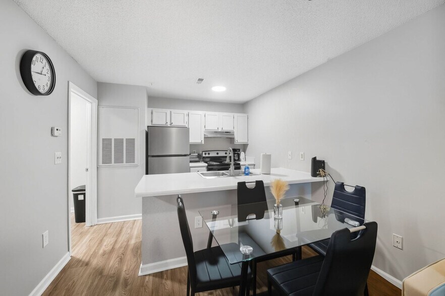Building Photo - 2 Kings Creek Dr