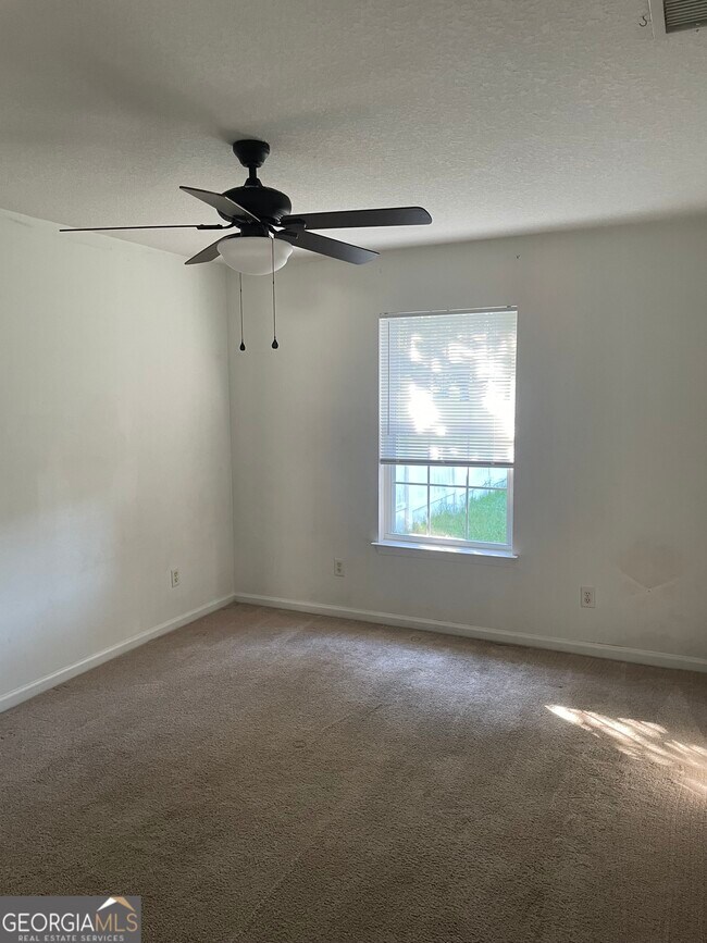 Building Photo - 208 Royal Palms Ave