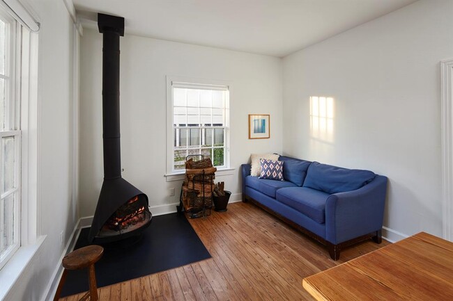 Building Photo - 902 W Mary St