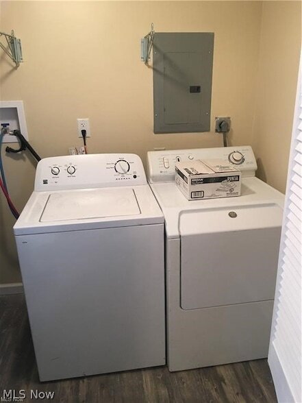 Building Photo - 2443 Amberly Dr