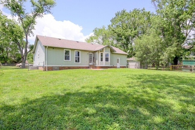 Building Photo - Charming Ranch Style Home with Hardwood Flooring Within Minutes to Fort Campell
