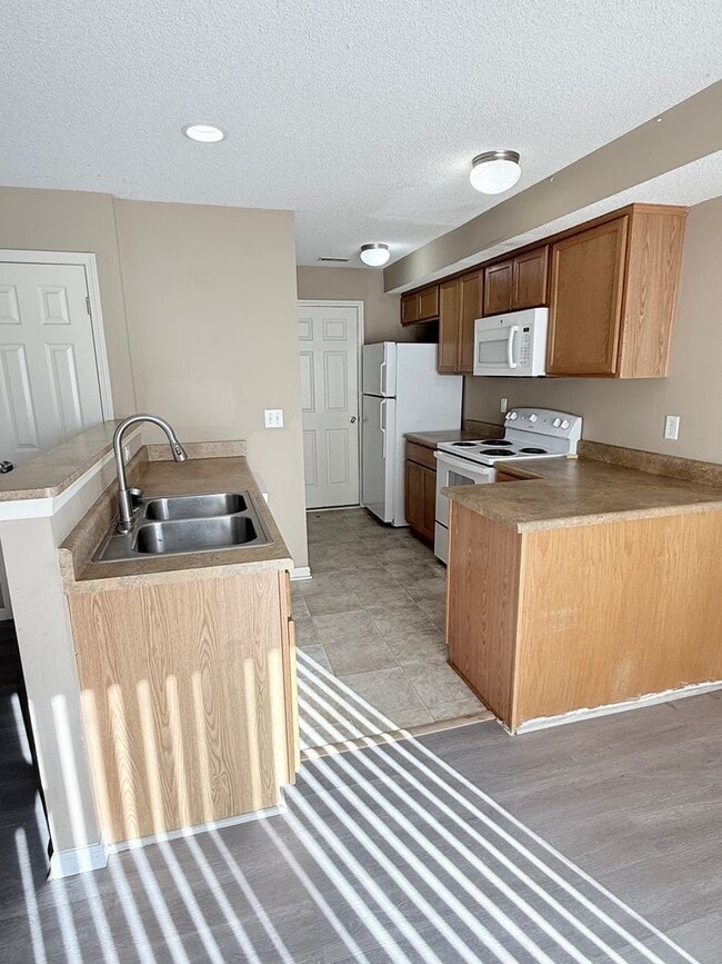 Building Photo - Great Townhome!