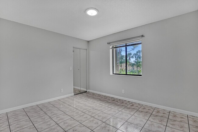 Building Photo - 522 Shady Pine Way