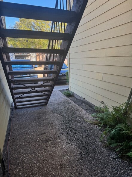 Building Photo - 9350 Country Creek Dr