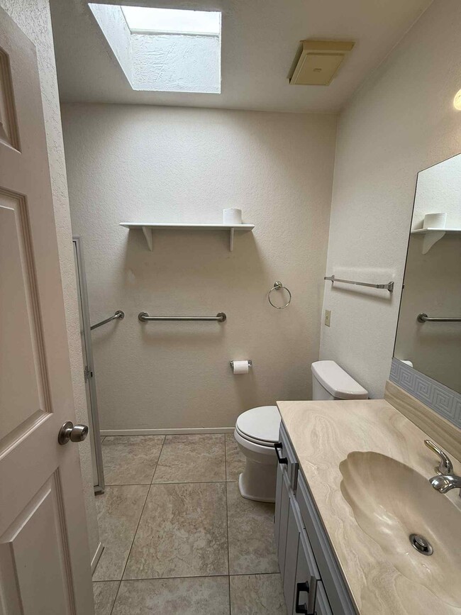 Building Photo - 5204 N Tigua Dr