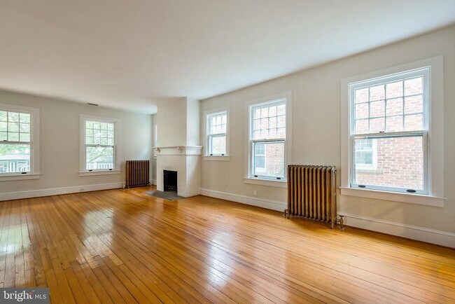 Building Photo - 3236 McKinley St NW