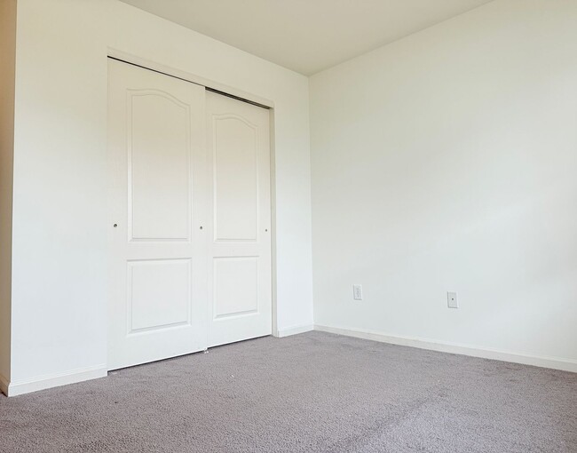 Building Photo - Spacious 2-Bed, 2-Bath Apartment at The Re...