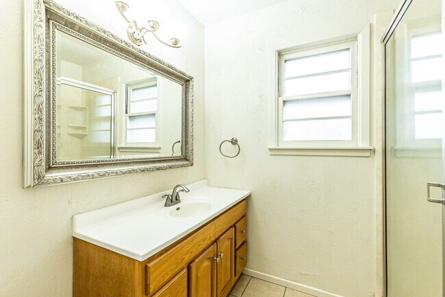 Building Photo - Beautiful 3 bedroom 2 bath