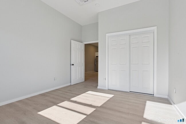 Building Photo - 215-219 Bank St