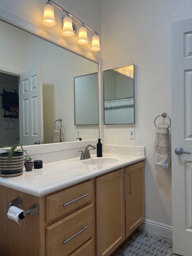 Building Photo - Gorgeous Northwest 3 Bedroom!